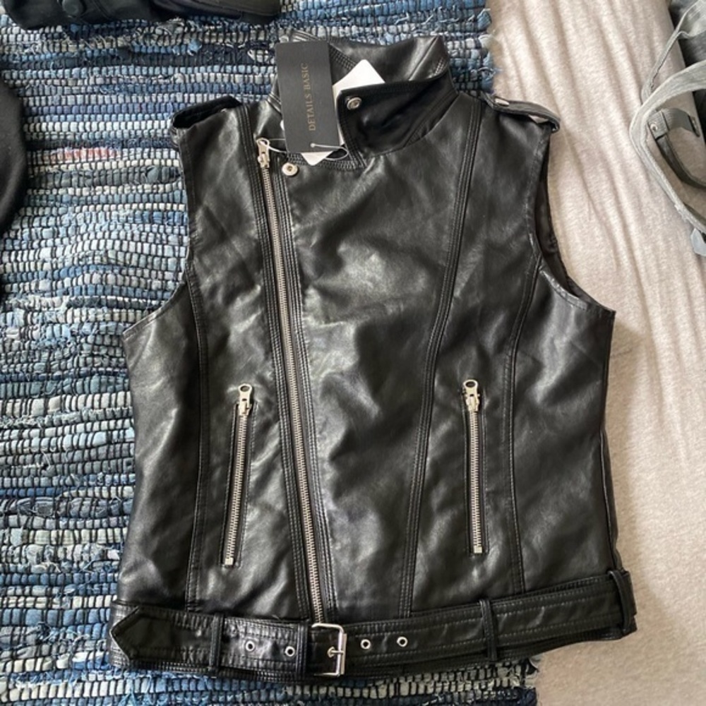 Details basic black vest Moto faux leather